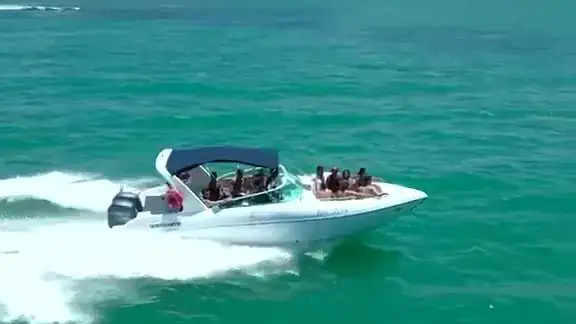 Lancha com turistas em passeio por Morro de São Paulo